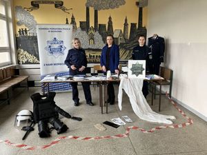 Policja na dniach otwartych w Zespole Szkół im. Jana Wyżykowskiego w Głogowie