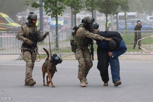 SOFEAST 2023 – ćwiczenia policyjnych kontrterrorystów z wykorzystaniem śmigłowców w terenie zurbanizowanym