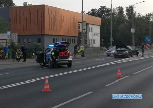 Radiowóz policyjny i auto sprawcy na miejscu wypadku drogowego