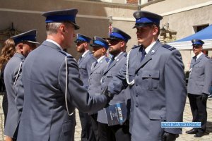 świeto policji 2019 - Komendant Wojewódzki gratuluje policjantowi