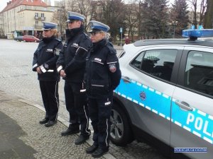 Policjanci stoją przy nowym radiowozie Opel Mokka