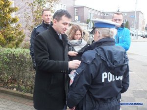 Prezydent Głógowa wręcza kluczyki policjantce