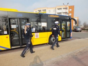 Policjanci apelują o przestrzeganie obostrzeń w związku z zagrożeniem epidemicznym