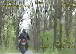 Motocyklista na odcinku drogi publicznej (zdjęcie)