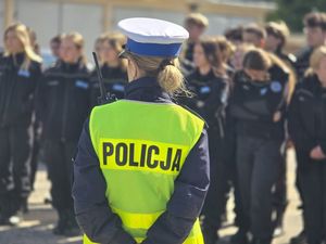 Uczniowie klas mundurowych odwiedzili głogowską komendę
