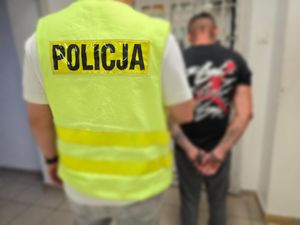 Głogowscy policjanci zatrzymali nietrzeźwego pasażera, który groził taksówkarzowi