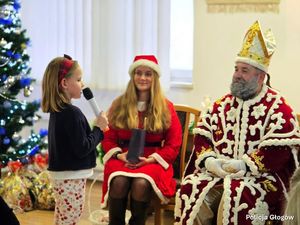 Święty Mikołaj odwiedził najmłodszych w Komendzie Powiatowej Policji w Głogowie