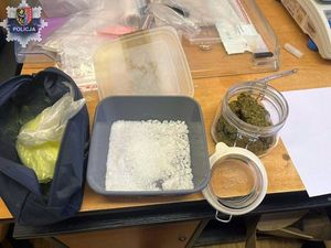 Ponad 300 gramów narkotyków i podejrzani zatrzymani przez policjantów