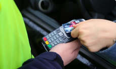 Płatności bezgotówkowe za mandaty w Policji – program przedłużony do 2028 roku
