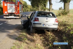 Uszkodzony pojazd vw golf na poboczu drogi