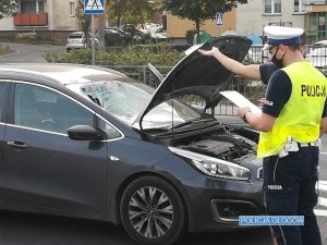 Policjant prowadzi czynności na miejscu zdarzenia drogowego