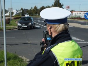 Policjantka prowadzi pomiar prędkości pojazdu w trakcie działań EDWARD