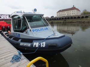 Nowa łódź patrolowa przycumowana w przystani