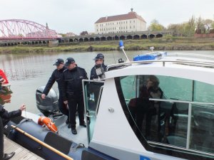 Policjanci na pokładzie łodzi patrolowej