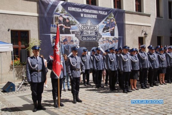 świeto policji 2019 - szyk policjantów na dziedzińcu zamku w trakcie uroczystej zbiórki