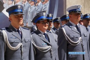 świeto policji 2019 - awansowani policjanci stją w szyku na placu