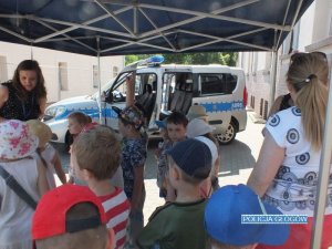 Dzieci w trakcie odwiedzin Komendy w tle radiowóz