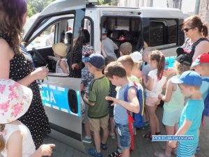 Dni otwarte u głogowskich policjantów - przedszkolaki ogladają radiowóz