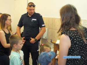 Policjant i pracownica policji na spotkaniu z przedszkolakami