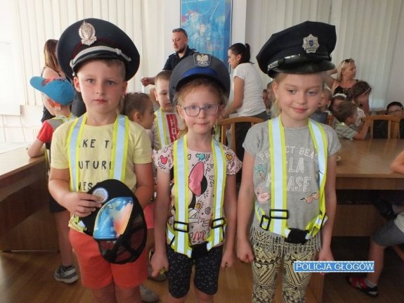 Dzieci w czapkach policyjnych z róznych krajów