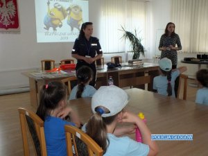 Policjantka prowadzi zajęcia z dziećmi - Dni otwarte u głogowskich policjantów