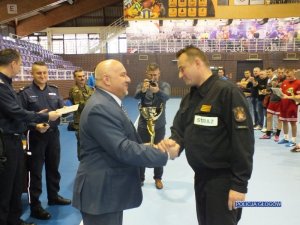 Starosta Głogowski gratuluje kapitanowi dru żynuy strażaków PSP