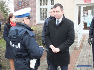 Prezydent Głogowa rozmawia z policjantką