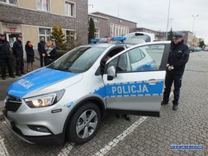 Opel Mokka - prezentacja aradiowozu przez policjanta