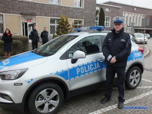 Policjant przy radiowozie Opel Mokka