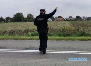 Policjant ruchu drogowego podaje kierowcy sygnał do zatrzymania się