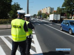 Policjanci ruchu drogowego kontrolują prędkość pojazdów na ulicy w Głogowie