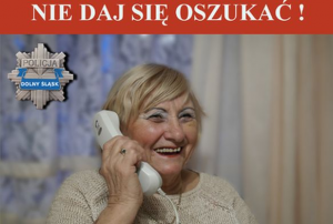 Nie daj się oszukać - na zdjęciu starsza pani rozmawia przez telefon