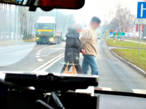 Piesi na drodze widok zza kierownicy samochodu