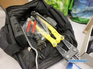 Przedmioty i narzędzia w torbie zabezpieczone przy podejrzanym