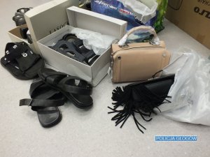 Buty oraz torebki zabezpieczone przy podejrzanym