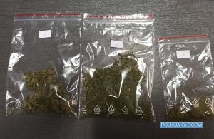 Porcje narkotyków zapakowane w woreczki połozone na stole
