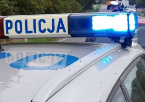 Policyjny radiowóż z widocznym napisem na policja belce sygnalizacyjnej