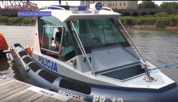 Policyjna łódź patrolowa przcumowana na Odrze