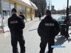 Policjanci prewencji w trakcie patrolu na ulicy Głogowa