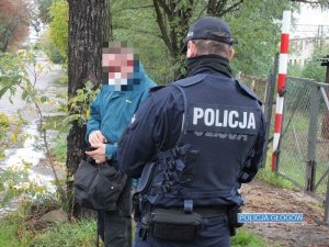 Policjant kontroluje przechodnia