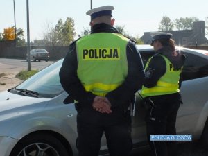 Policjanci ruch drogowego kontrolują pojazd
