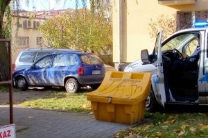 Odzyskany przez policjantów opel corsa. Za nim policyjny radiowóz