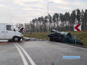 Pojazdy  mercedes i ford na drodze po kolizji. Widoczne uszkodzenia pojazdów