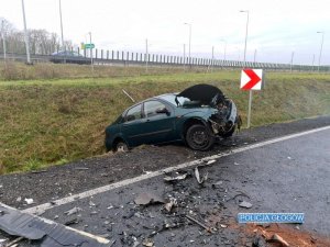 Uszkodzony ford focus na poboczu drogi