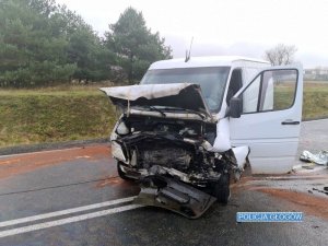 Widoczne uszkodzenia pojazdu mercedes