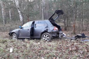 uszkodzony pojazd audi na poboczu drogi