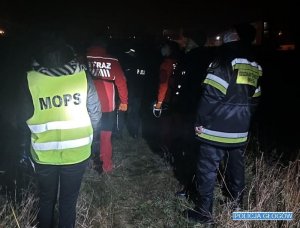 Policjanci, ratownicy, pracownicy pomocy społecznej w trakcie działań w nocy