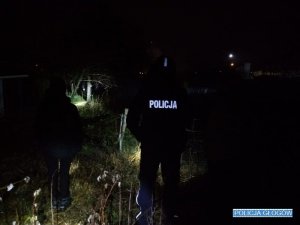 Policjanci prowadzą działania pomocowe w warunkach nocnych