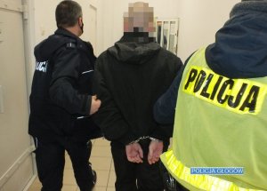 Podejrzany w trakcie doprowadzenia przez policjantów