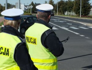 Policjanci ruchu drogowego w trakcie służby na ulicy